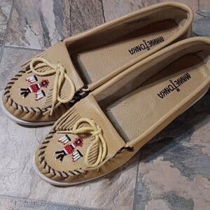 Women's Minnetonka Beaded Thunderbird Moccasins